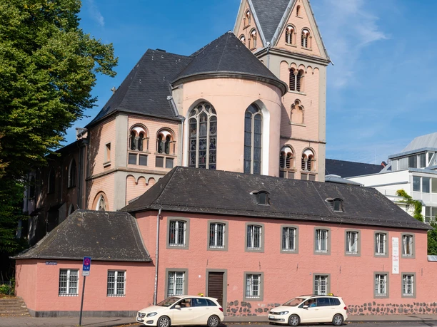 Sankt Maria in Lyskirchen Die Kirche Sankt Maria in Lyskirchen präsentiert sich mit einem imposanten gotischen Turm. Der rosafarbene Bau mit Schieferdach gliedert sich harmonisch in die historische Umgebung ein.