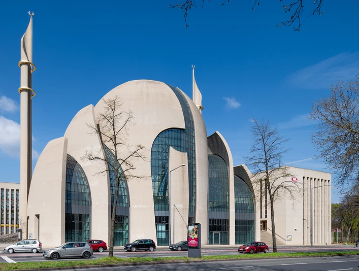 Central Mosque Cologne Hallensäulen und Kuppeldächer prägen die markante Fassade der modernen Kölner Zentralmoschee.Hall columns and domed roofs characterize the striking façade of Cologne's modern central mosque.