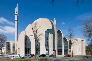 Zentralmoschee Köln Hallensäulen und Kuppeldächer prägen die markante Fassade der modernen Kölner Zentralmoschee.
