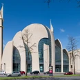 Zentralmoschee Köln Hallensäulen und Kuppeldächer prägen die markante Fassade der modernen Kölner Zentralmoschee.Hall columns and domed roofs characterize the striking façade of Cologne's modern central mosque.