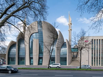 Zentralmoschee Köln Das Bild zeigt die moderne Kuppel und Minarette der Kölner Zentralmoschee bei blauem Himmel.The picture shows the modern dome and minarets of Cologne's central mosque under a blue sky.