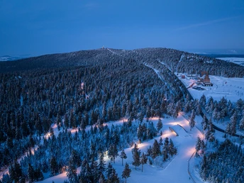 Skilanglauf in der Sparkassen Skiarena Oberwiesenthal - Nachtloipe - Blick zum Fichtelberg