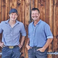 Riegseer Weideochs_Spitzenprodukt Zugspitz Region_marcgilsdorf.jpg Zwei lächelnde Männer in blauen Hemden vor einer Holzvertäfelung.