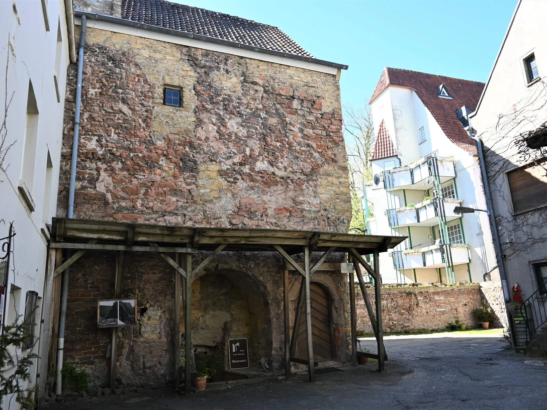 Steinwerk at Bierstraße 7 in Osnabrück Steinwerk in Bierstrasse No. 7 in OsnabrückSteinwerk at Bierstraße 7 in OsnabrückSteinwerk aan de Bierstraße 7 in OsnabrückStenværk på Bierstrasse nr. 7 i Osnabrück