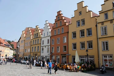 Giebelhäuser am Markt Osnabrück Historische gevelhuizen in zachte kleuren omzomen de drukke markt in Osnabrück in de zon.