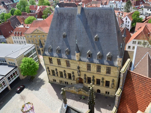 Luchtfoto van het stadhuis van de Vrede van Westfalen in Osnabrück omringd door historische gebouwen.