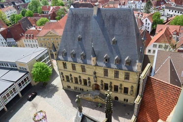 Rathaus des Westfälischen Friedens vom Turm der Marienkirche Luchtfoto van het stadhuis van de Vrede van Westfalen in Osnabrück omringd door historische gebouwen.