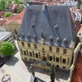 Rathaus des Westfälischen Friedens vom Turm der Marienkirche Luftaufnahme des Rathauses des Westfälischen Friedens in Osnabrück umgeben von historischen Gebäuden.Aerial view of the town hall of the Peace of Westphalia in Osnabrück surrounded by historic buildings.Luftfoto af rådhuset for Den Westfalske Fred i Osnabrück omgivet af historiske bygninger.Luchtfoto van het stadhuis van de Vrede van Westfalen in Osnabrück omringd door historische gebouwen.