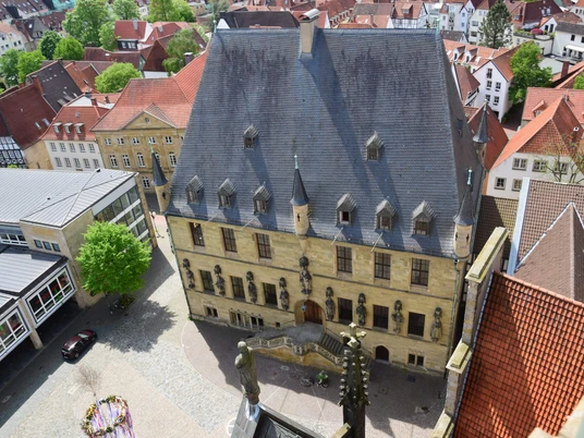 Town Hall of the Peace of Westphalia from the tower of St. Mary's Church Luftaufnahme des Rathauses des Westfälischen Friedens in Osnabrück umgeben von historischen Gebäuden.Aerial view of the town hall of the Peace of Westphalia in Osnabrück surrounded by historic buildings.Luftfoto af rådhuset for Den Westfalske Fred i Osnabrück omgivet af historiske bygninger.Luchtfoto van het stadhuis van de Vrede van Westfalen in Osnabrück omringd door historische gebouwen.