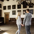 Friedenssaal im Rathaus Osnabrück Ein Paar betrachtet Porträts im historischen Friedenssaal des Osnabrücker Rathauses.A couple looks at portraits in the historic Peace Hall of Osnabrück Town Hall.Et par kigger på portrætter i den historiske fredssal på Osnabrücks rådhus.Een echtpaar bekijkt portretten in de historische Vredeszaal van het stadhuis van Osnabrück.