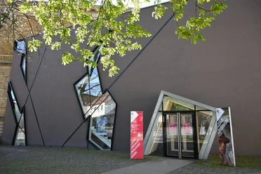 MQ4 - Felix-Nussbaum-Haus Außenansicht Eigangsbereich von außen zum Felix Nussbaum Haus
