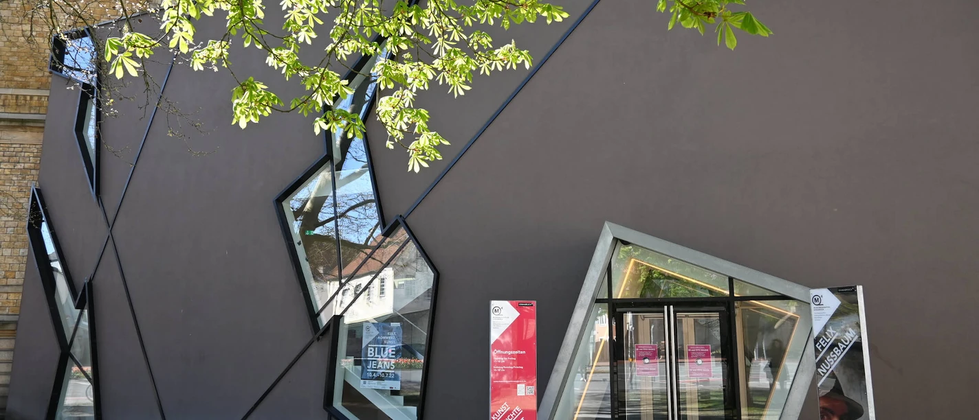 MQ4 - Felix-Nussbaum-Haus Außenansicht Eigangsbereich von außen zum Felix Nussbaum Haus