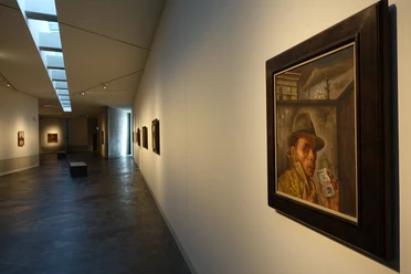 MQ 4 - Selbstbildnis von Felix Nussbaum Ein Selbstbildnis von Felix Nussbaum hängt in einem modernen, hell beleuchteten Ausstellungsraum.