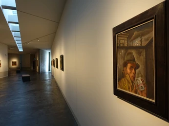 MQ 4 - Selbstbildnis von Felix Nussbaum Ein Selbstbildnis von Felix Nussbaum hängt in einem modernen, hell beleuchteten Ausstellungsraum.A self-portrait by Felix Nussbaum hangs in a modern, brightly lit exhibition space.Et selvportræt af Felix Nussbaum hænger i et moderne, stærkt oplyst udstillingsrum.Een zelfportret van Felix Nussbaum hangt in een moderne, helder verlichte tentoonstellingsruimte.