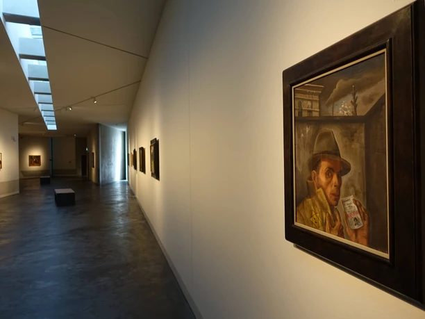 MQ 4 - Selbstbildnis von Felix Nussbaum Ein Selbstbildnis von Felix Nussbaum hängt in einem modernen, hell beleuchteten Ausstellungsraum.