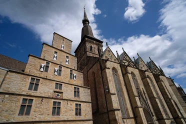 Außenansicht der Marienkirche Osnabrück Die Marienkirche in Osnabrück imponiert mit ihrer gotischen Architektur und dem prächtigen Turm.