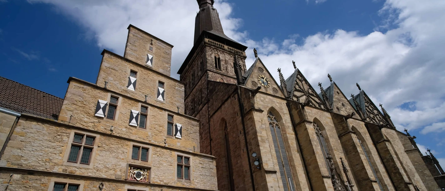 Außenansicht der Marienkirche Osnabrück Die Marienkirche in Osnabrück imponiert mit ihrer gotischen Architektur und dem prächtigen Turm.