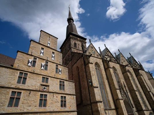Außenansicht der Marienkirche Osnabrück Die Marienkirche in Osnabrück imponiert mit ihrer gotischen Architektur und dem prächtigen Turm.St. Mary's Church in Osnabrück impresses with its Gothic architecture and magnificent tower.De Mariakerk in Osnabrück maakt indruk met zijn gotische architectuur en prachtige toren.