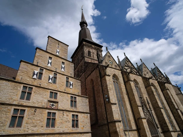 Außenansicht der Marienkirche Osnabrück Die Marienkirche in Osnabrück imponiert mit ihrer gotischen Architektur und dem prächtigen Turm.