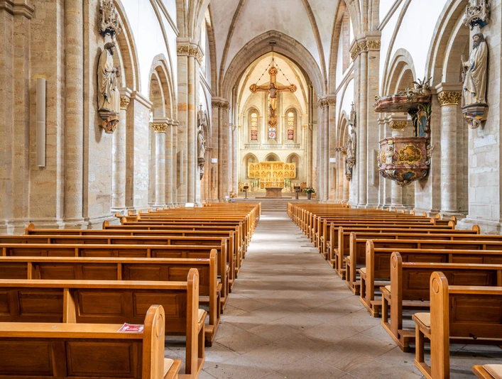 Der Dom St. Petrus in Osnabrück - Triumphkreuz Der Dom St. Petrus in Osnabrück - TriumphkreuzSt. Peter’s Cathedral in Osnabrück - Triumphal crossSint-Pieterskathedraal in Osnabrück - TriomfkruisPeterskirken i Osnabrück - Triumfkorset