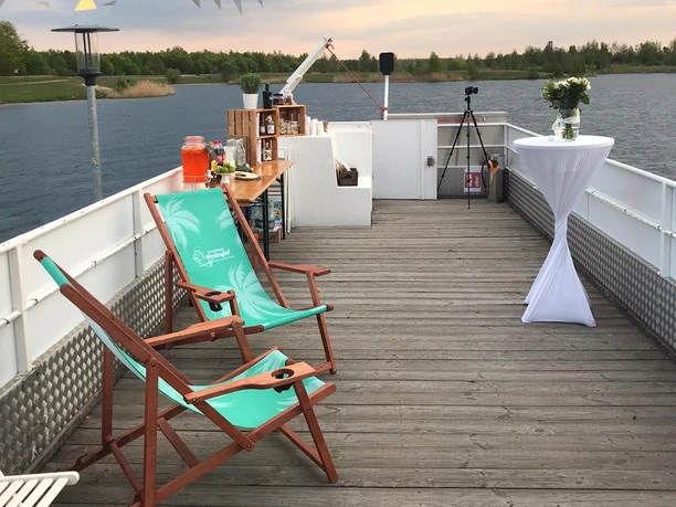 Sonnendeck der MS Cospuden Auf dem Sonnendeck der MS Cospuden befindet sich eine Ecke für Getränke