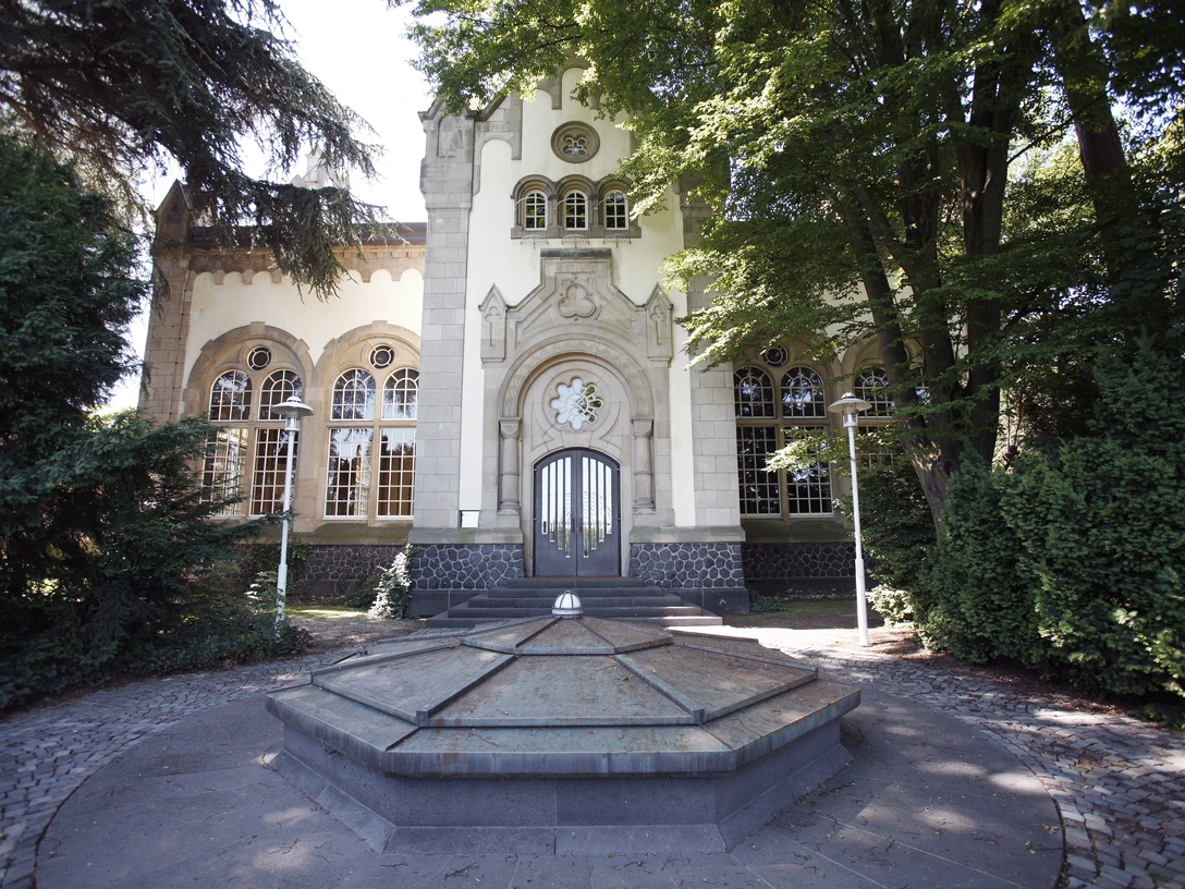Altes Wasserwerk Das 1875 erbaute Wasserwerk und das benachbarte Pumpenhaus von 1892 wurden in den 1980er- und 90er-Jahren vom Deutschen Bundestag genutzt, heute werden hier Kongresse, Tagungen, Empfänge oder Konzerte veranstaltet. Sie gehören demnächst zum UN Campus.