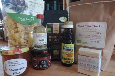 Verschillende regionale producten op één tafel: pasta, biologische speltvlokken, filterkoffie, pompoenpitolie, fruitspread, BBQ-saus, likeur en handgekookte zeep.