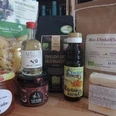 Hausgemachte Fruchtaufstriche Verschiedene regionale Produkte auf einem Tisch: Nudeln, Bio-Dinkelflocken, Filterkaffee, Kürbiskernöl, Fruchtaufstrich, BBQ-Sauce, Likör und handgesiedete Seife.Various regional products on one table: pasta, organic spelt flakes, filter coffee, pumpkin seed oil, fruit spread, BBQ sauce, liqueur and hand-boiled soap.Různé regionální produkty na jednom stole: těstoviny, bio špaldové vločky, filtrovaná káva, dýňový olej, ovocná pomazánka, omáčka na grilování, likér a ručně vařené mýdlo.Różne produkty regionalne na jednym stole: makaron, organiczne płatki orkiszowe, kawa filtrowana, olej z pestek dyni, pasta owocowa, sos BBQ, likier i ręcznie gotowane mydło.Verschillende regionale producten op één tafel: pasta, biologische speltvlokken, filterkoffie, pompoenpitolie, fruitspread, BBQ-saus, likeur en handgekookte zeep.Diversi prodotti regionali su un unico tavolo: pasta, fiocchi di farro biologico, caffè filtro, olio di semi di zucca, crema spalmabile alla frutta, salsa BBQ, liquore e sapone bollito a mano.