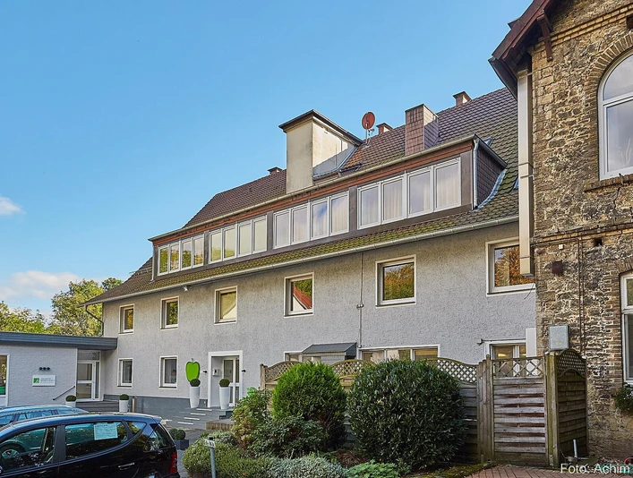 Hoteleingang mit Logo