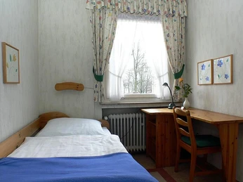 Einzelzimmer mit Etagen-Dusche und -WC