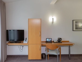 402 TV - Minibar - Schreibtisch