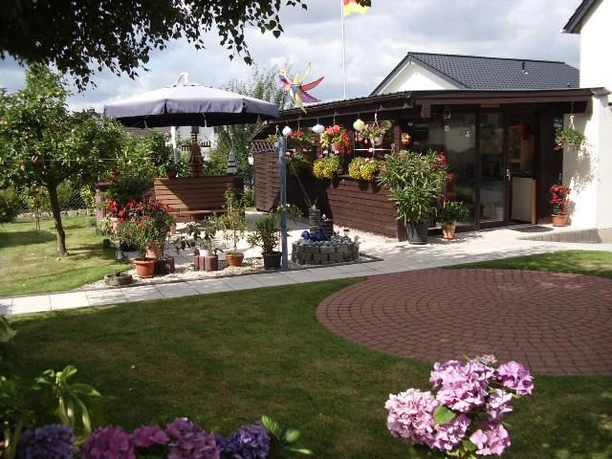 Terrasse mit Gartenhaus
