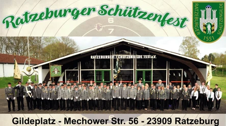 Ratzeburger Schützengilde.jpg Mitglieder der Ratzeburger Schützengilde stehen vor ihrem Gebäude
