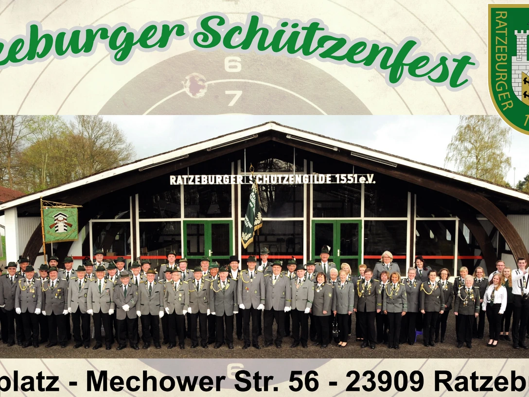 Ratzeburger Schützengilde.jpg Mitglieder der Ratzeburger Schützengilde stehen vor ihrem Gebäude