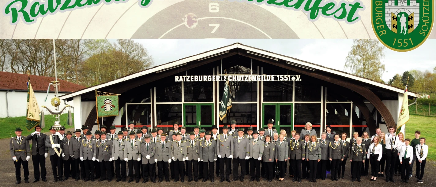 Ratzeburger Schützengilde.jpg Mitglieder der Ratzeburger Schützengilde stehen vor ihrem Gebäude