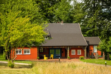Werther-Museum Peter August Böckstiegel-Teutoburger-Wald-Tourismus-D-Ketz-060-CC-BY-SA.jpg Historisches rotes Fachwerkhaus mit ziegelgedecktem Satteldach, umgeben von grünen Bäumen im Sommer.