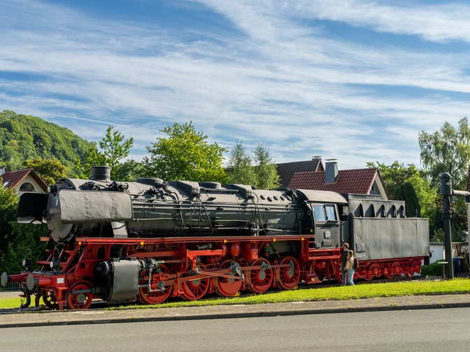 Altenbeken-Lokomotive-044er-Teutoburger-Wald-Tourismus-Patrick-Gawandtka-031-CC-BY-SA.jpg Blick auf Lokomotive in Altenbeken