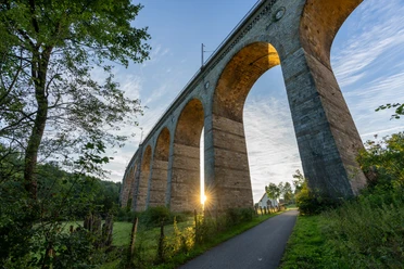 Altenbeken-Viadukt-Teutoburger-Wald-Tourismus-Patrick-Gawandtka-003-CC-BY-SA.jpg Blick von unten nach oben auf das Viadukt Altenbeken