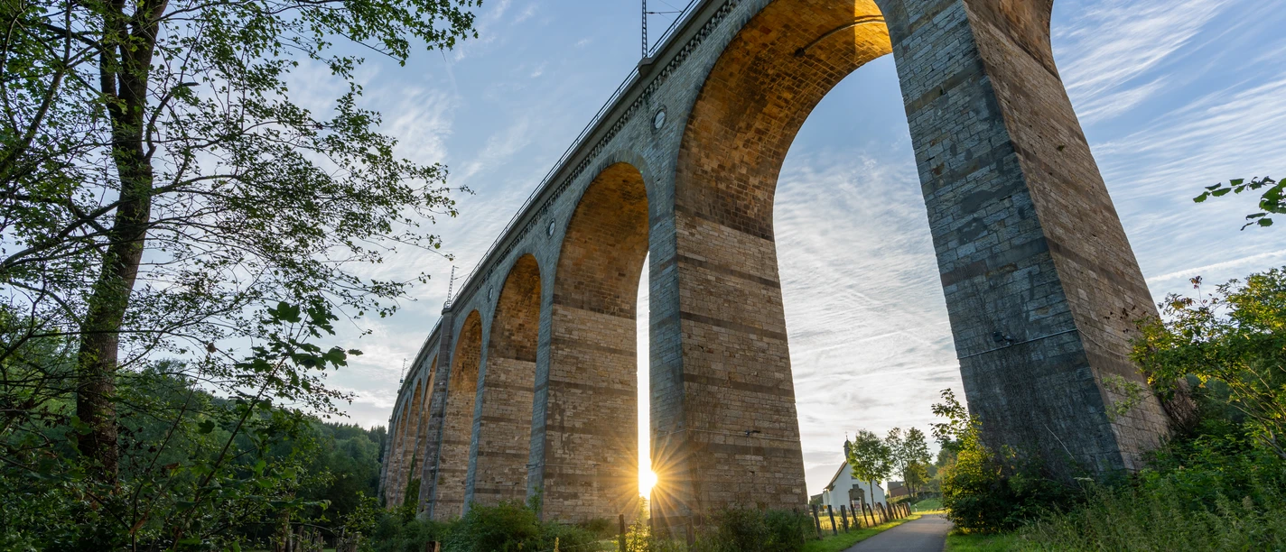 Altenbeken-Viadukt-Teutoburger-Wald-Tourismus-Patrick-Gawandtka-003-CC-BY-SA.jpg Blick von unten nach oben auf das Viadukt Altenbeken