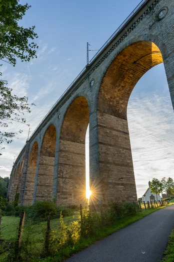 Altenbeken-Viadukt-Teutoburger-Wald-Tourismus-Patrick-Gawandtka-003-CC-BY-SA.jpg Blick von unten nach oben auf das Viadukt Altenbeken