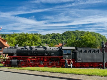 Schwarze Lokomotive 044er in Altenbeken Bahnhof