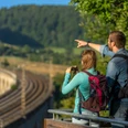 Altenbeken-Viadukt-Teutoburger-Wald-Tourismus-Patrick-Gawandtka-014.jpg Ein Mann und eine Frau schauen mit dem Fernglas auf die Schienen des Viadukts in Altenbeken