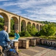 Altenbeken-Viadukt-Teutoburger-Wald-Tourismus-Patrick-Gawandtka-024.jpg Ein Mann und eine Frau machen Pause auf ihrer Fahrradtour vor dem Viadukt Altenbeken