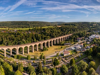 Aufnahme von oben und Blick auf das Viadukt in Altenbeken