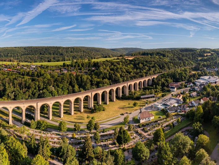 Aufnahme von oben und Blick auf das Viadukt in Altenbeken