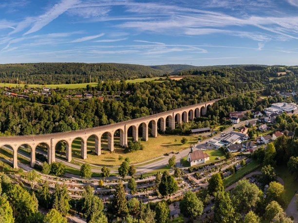 Altenbeken-Viadukt-Teutoburger-Wald-Tourismus-Patrick-Gawandtka-028.jpg Aufnahme von oben und Blick auf das Viadukt in Altenbeken
