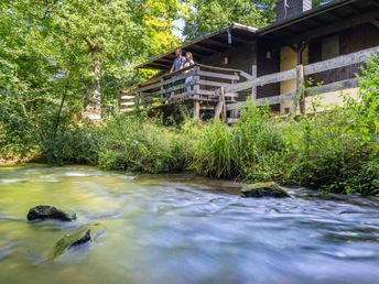 Altenbeken-Waldhaus-Teutoburger-Wald-Tourismus-Patrick-Gawandtka-049.jpg Ein Mann und eine Frau stehen auf dem Balkon des Waldhaus Altenbeken
