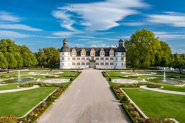 Paderborn-SchlossNeuhaus-Teutoburger-Wald-Tourismus-Patrick-Gawandtka-124.jpg Schloss Neuhaus bei Paderborn mit barockem Garten, symmetrischen Beeten und Springbrunnen im Sommer.