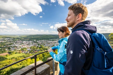 Zwei Wanderer Auf dem Kaiser Karls Turm in Bad Driburg