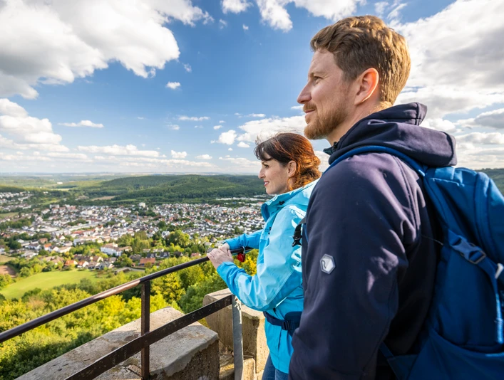 Bad Driburg-Kaiser-Karls-Turm-Teutoburger-Wald-Tourismus-D-Ketz-077.jpg Zwei Wanderer Auf dem Kaiser Karls Turm in Bad Driburg